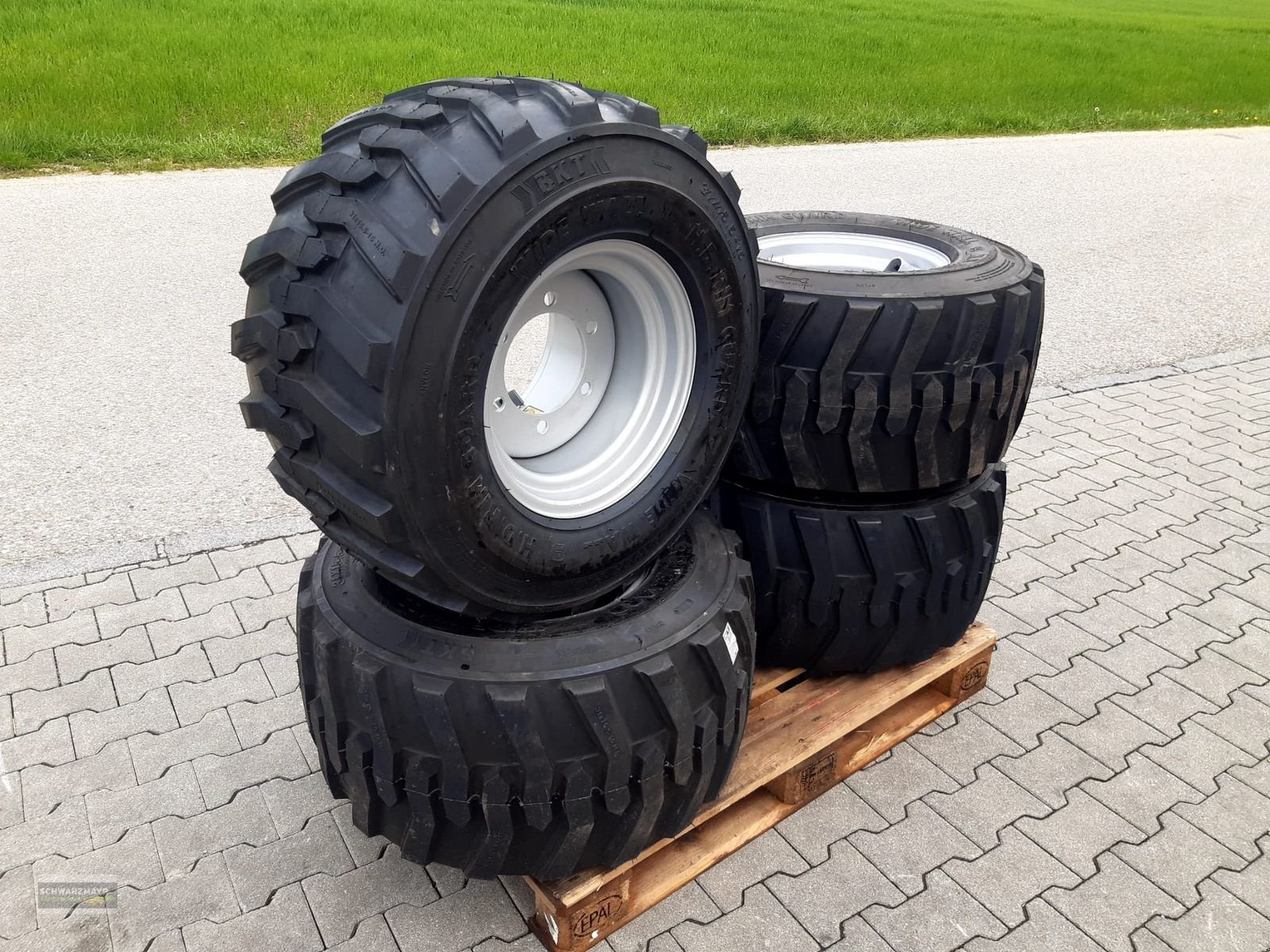 Reifen of the type Sonstige BKT 31X15.50-15 SKID Reifen, Neumaschine in Aurolzmünster (Picture 5)