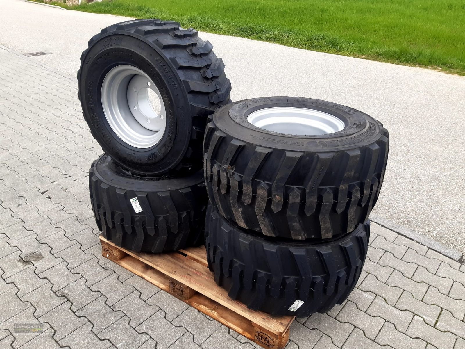 Reifen of the type Sonstige BKT 31X15.50-15 SKID Reifen, Neumaschine in Aurolzmünster (Picture 4)