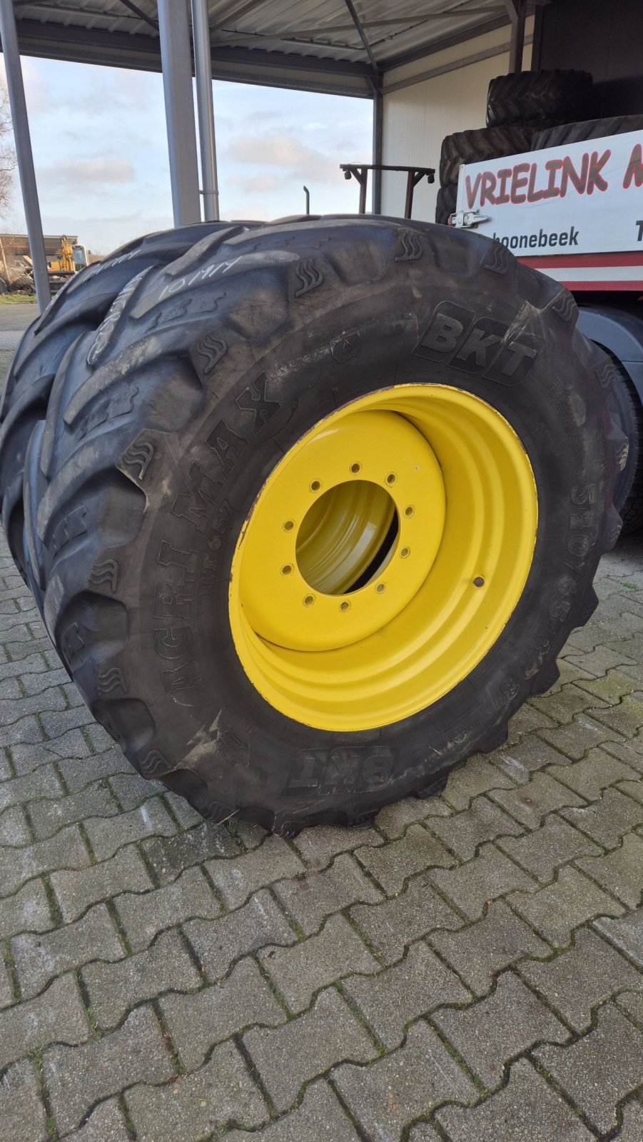 Reifen des Typs Sonstige JOHN DEERE Bridgestone/BKT 540/65R28 op velgen, Gebrauchtmaschine in Schoonebeek (Bild 3)