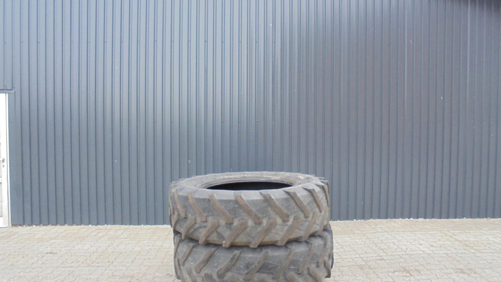 Reifen tipa Trelleborg 420/85-34, Gebrauchtmaschine u Ribe (Slika 1)