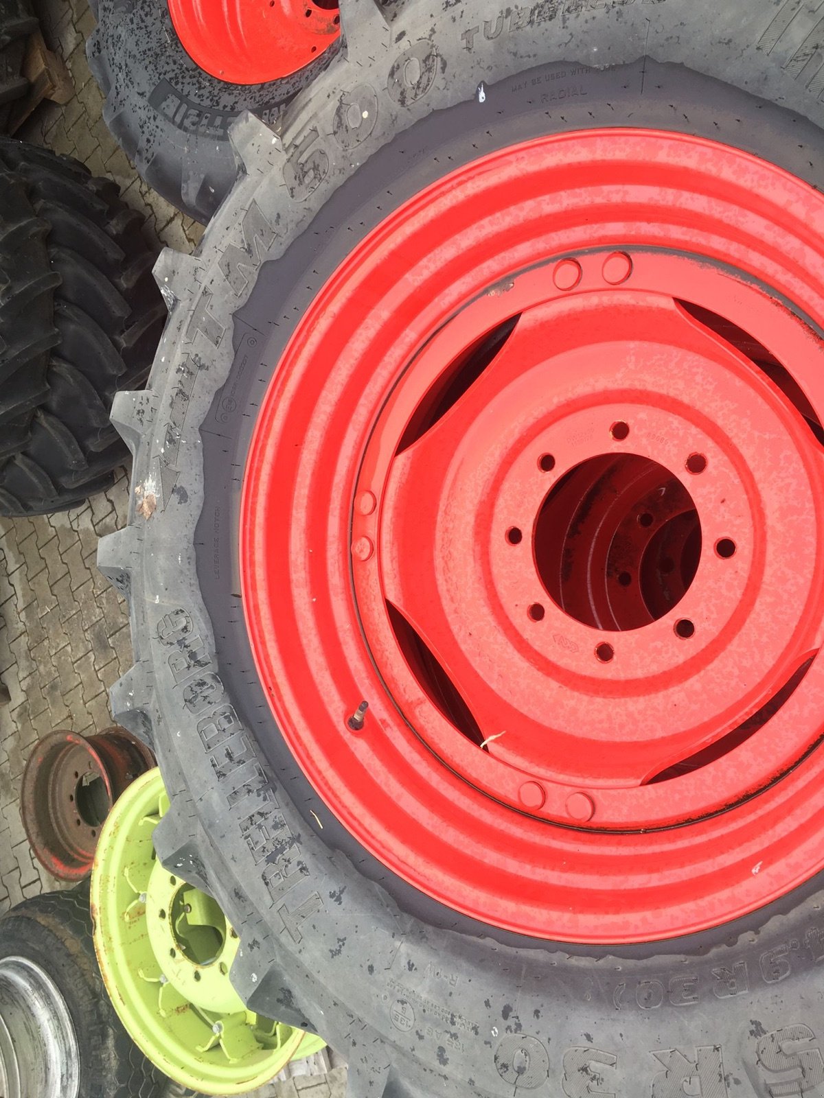 Reifen des Typs Trelleborg 480/70R42 + 14.9R30, Gebrauchtmaschine in Hillerse (Bild 3)
