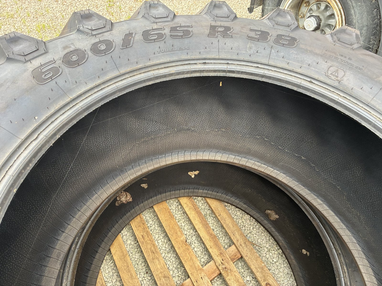 Reifen des Typs Trelleborg 600/65 R38, Neumaschine in Weilermerkingen  (Bild 1)