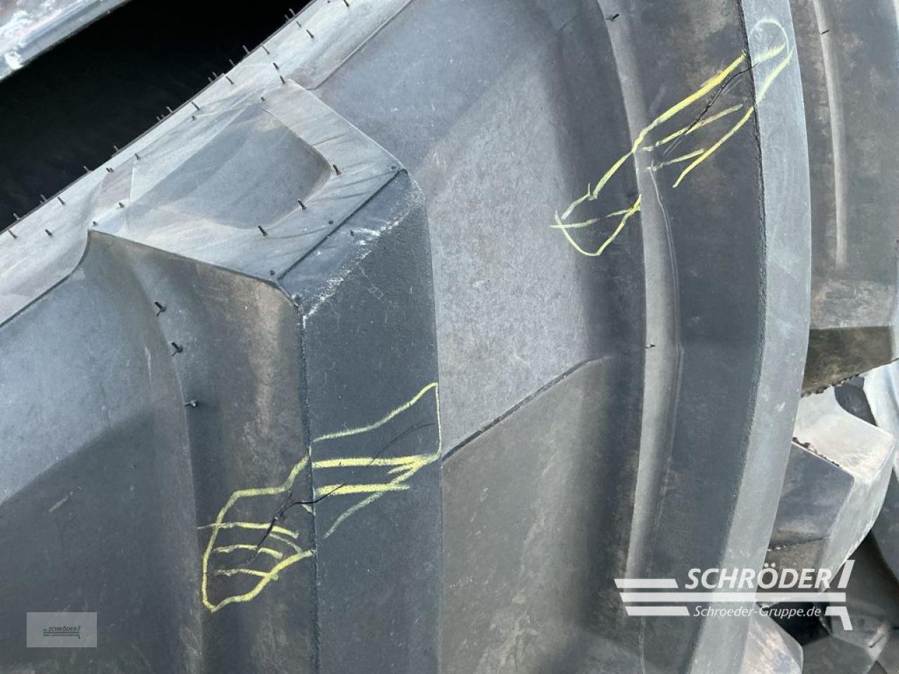 Reifen des Typs Trelleborg 650/65 R38, Neumaschine in Hemmoor (Bild 2)