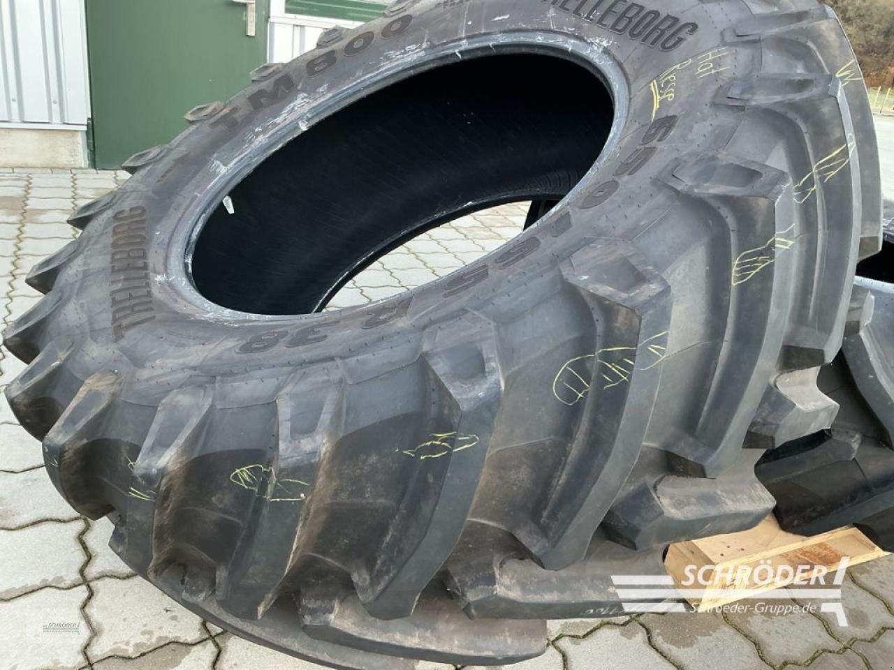 Reifen des Typs Trelleborg 650/65 R38, Neumaschine in Hemmoor (Bild 3)
