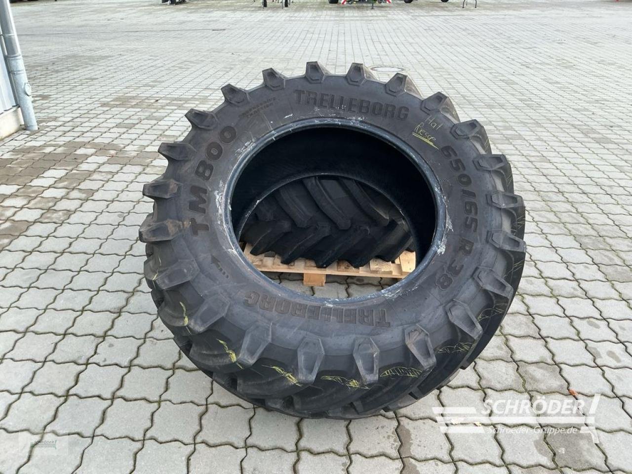Reifen des Typs Trelleborg 650/65 R38, Neumaschine in Hemmoor (Bild 5)