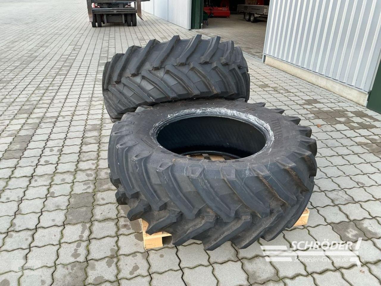 Reifen des Typs Trelleborg 650/65 R38, Neumaschine in Hemmoor (Bild 8)