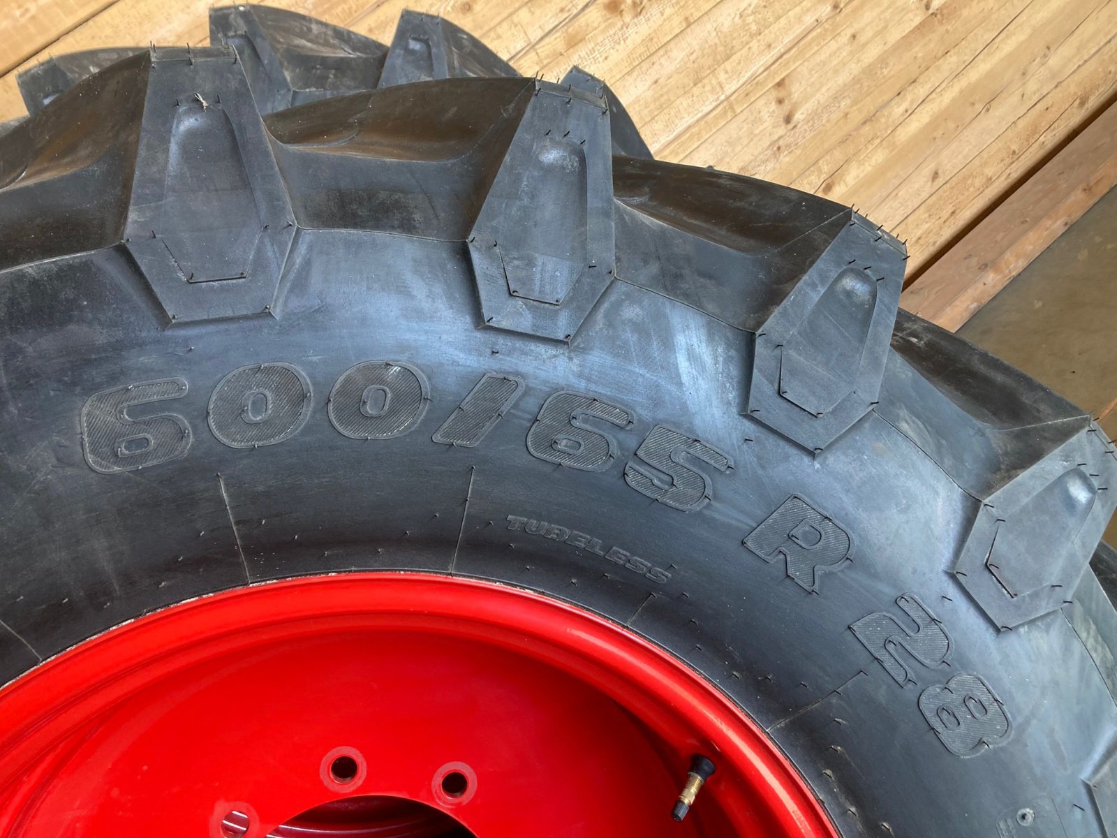 Reifen des Typs Trelleborg 650/75 R 38 TM 900 und 600/65 R28 TM 800, Neumaschine in Buchhofen (Bild 2)