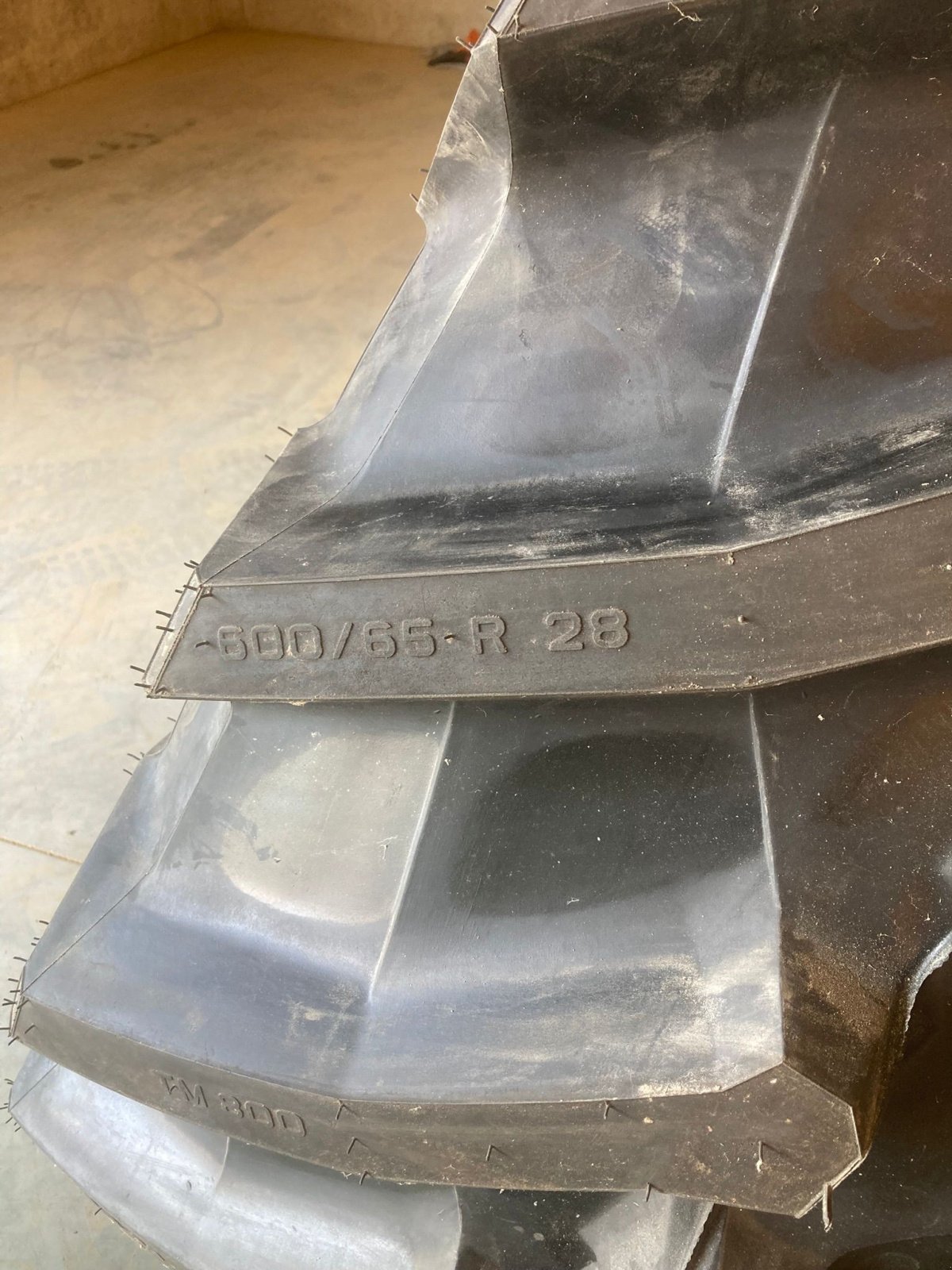 Reifen des Typs Trelleborg 650/75 R 38 TM 900 und 600/65 R28 TM 800, Neumaschine in Buchhofen (Bild 3)