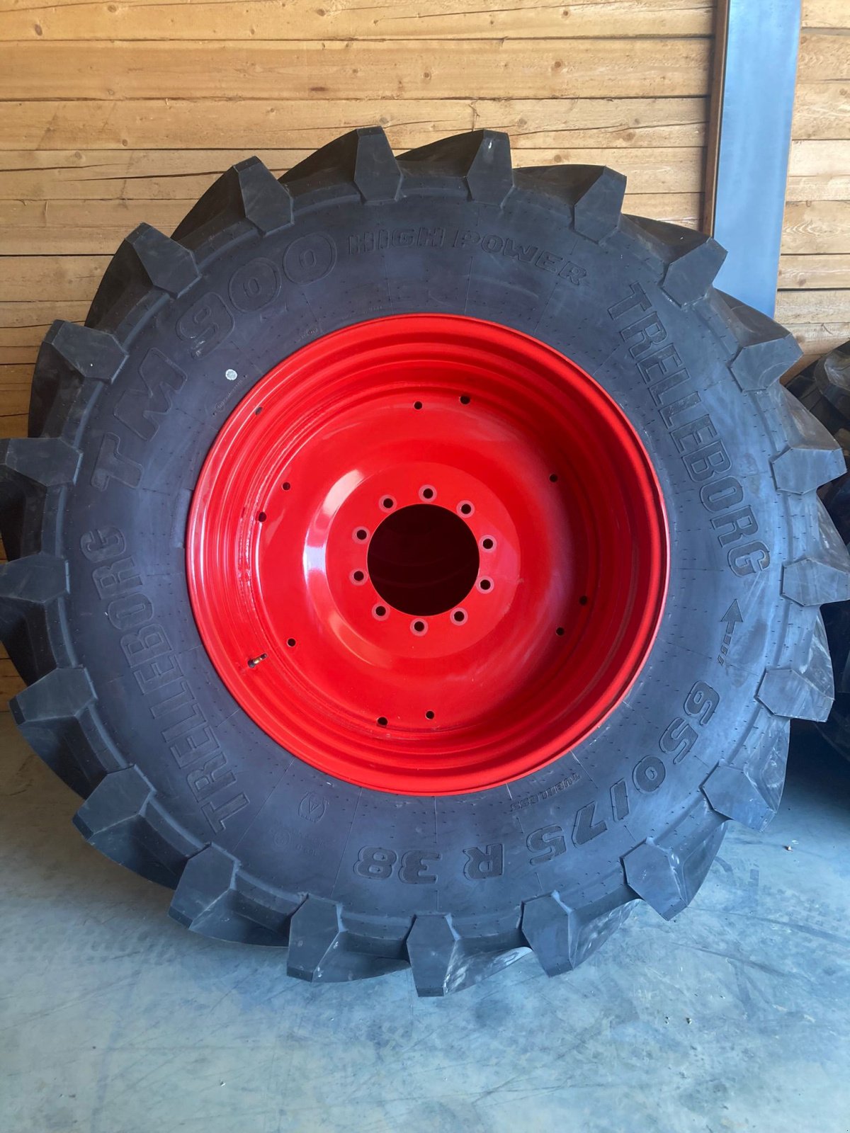 Reifen des Typs Trelleborg 650/75 R 38 TM 900 und 600/65 R28 TM 800, Neumaschine in Buchhofen (Bild 4)