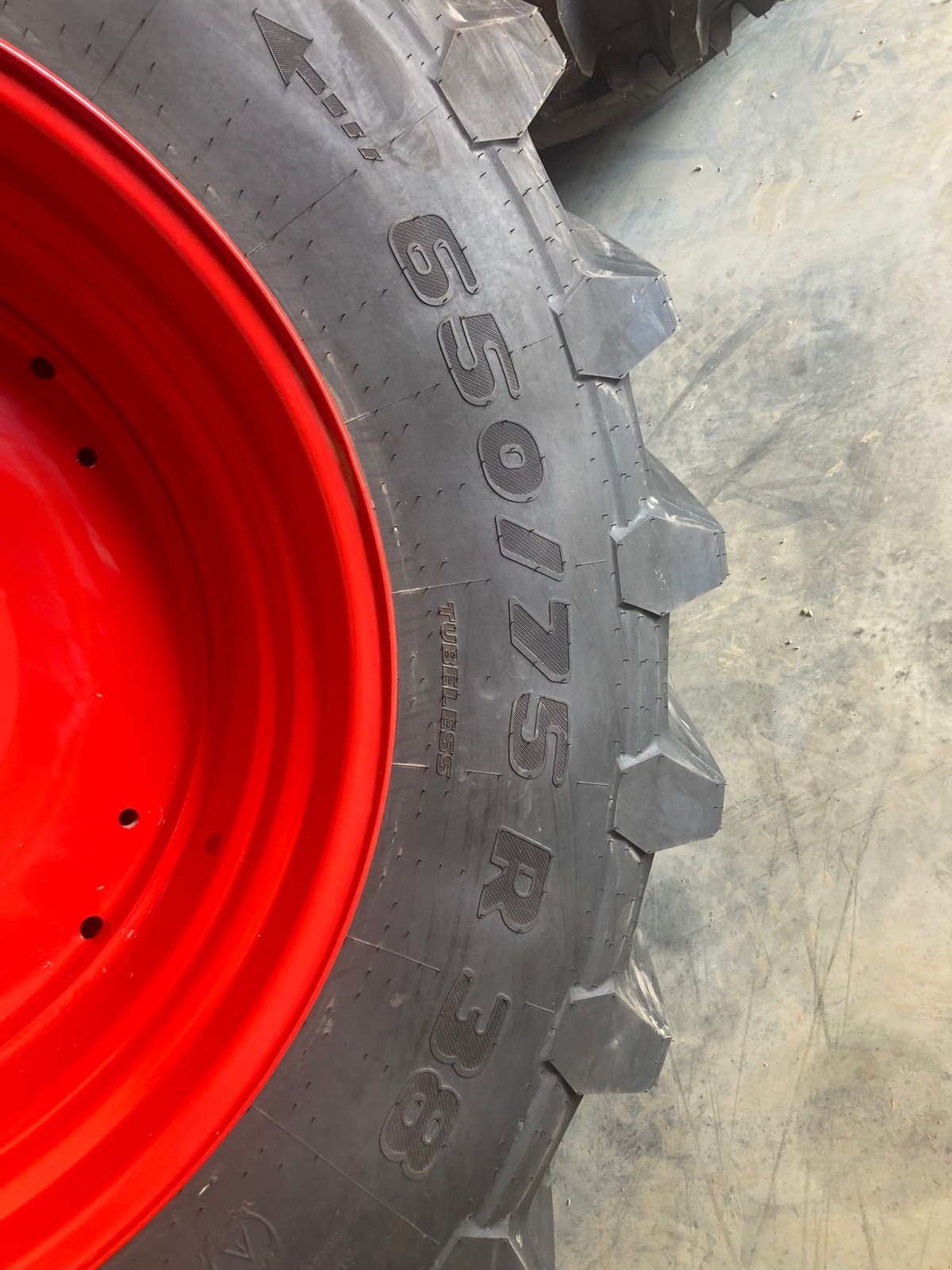 Reifen des Typs Trelleborg 650/75 R 38 TM 900 und 600/65 R28 TM 800, Neumaschine in Buchhofen (Bild 5)