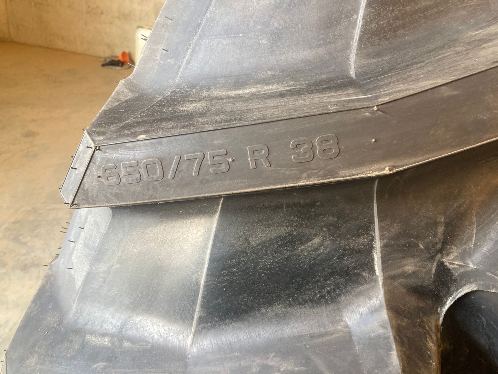 Reifen des Typs Trelleborg 650/75 R 38 TM 900 und 600/65 R28 TM 800, Neumaschine in Buchhofen (Bild 6)