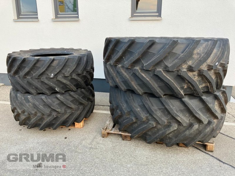Reifen des Typs Trelleborg VF 600/60R30 u. VF 710/60R42, Neumaschine in Friedberg-Derching (Bild 1)
