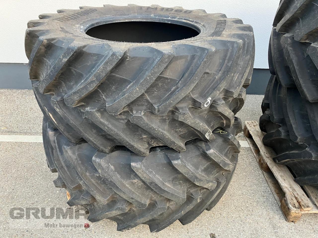 Reifen des Typs Trelleborg VF 600/60R30 u. VF 710/60R42, Neumaschine in Friedberg-Derching (Bild 2)
