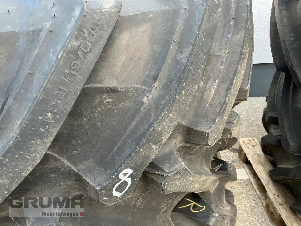 Reifen des Typs Trelleborg VF 600/60R30 u. VF 710/60R42, Neumaschine in Friedberg-Derching (Bild 4)