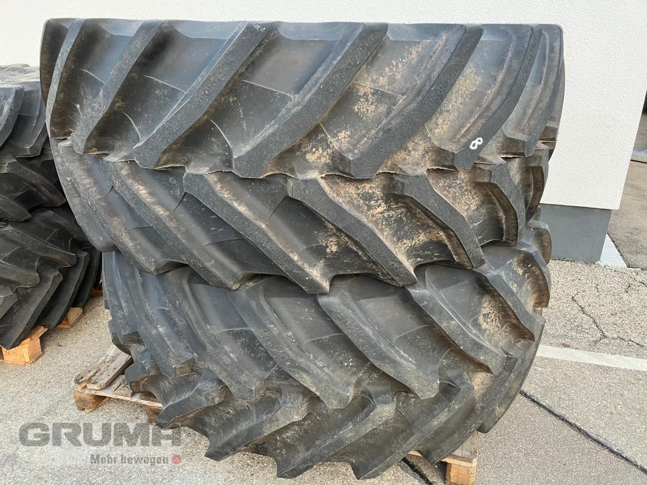 Reifen des Typs Trelleborg VF 600/60R30 u. VF 710/60R42, Neumaschine in Friedberg-Derching (Bild 5)