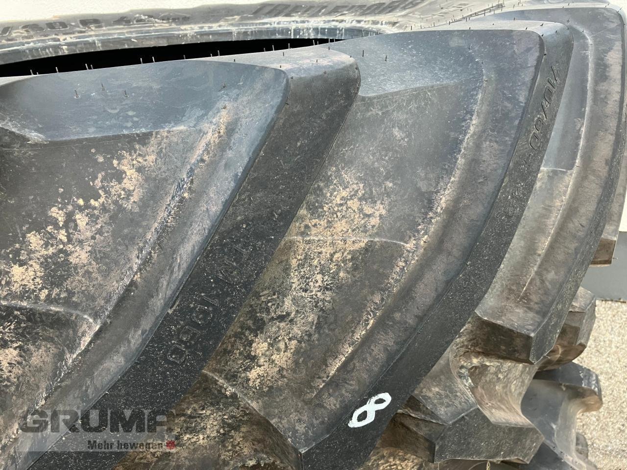 Reifen des Typs Trelleborg VF 600/60R30 u. VF 710/60R42, Neumaschine in Friedberg-Derching (Bild 6)