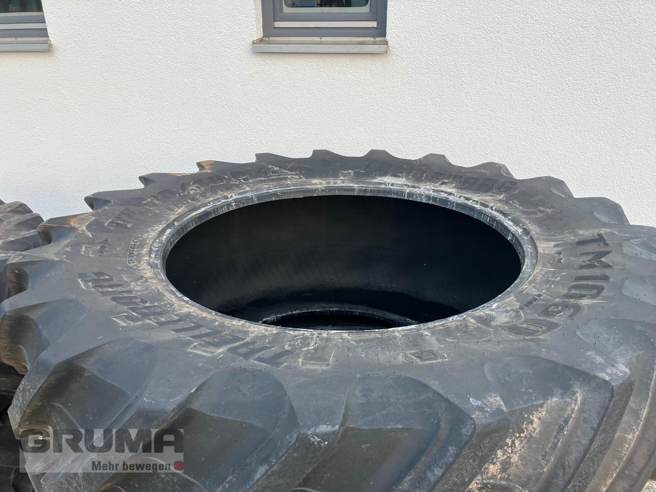 Reifen des Typs Trelleborg VF 600/60R30 u. VF 710/60R42, Neumaschine in Friedberg-Derching (Bild 7)