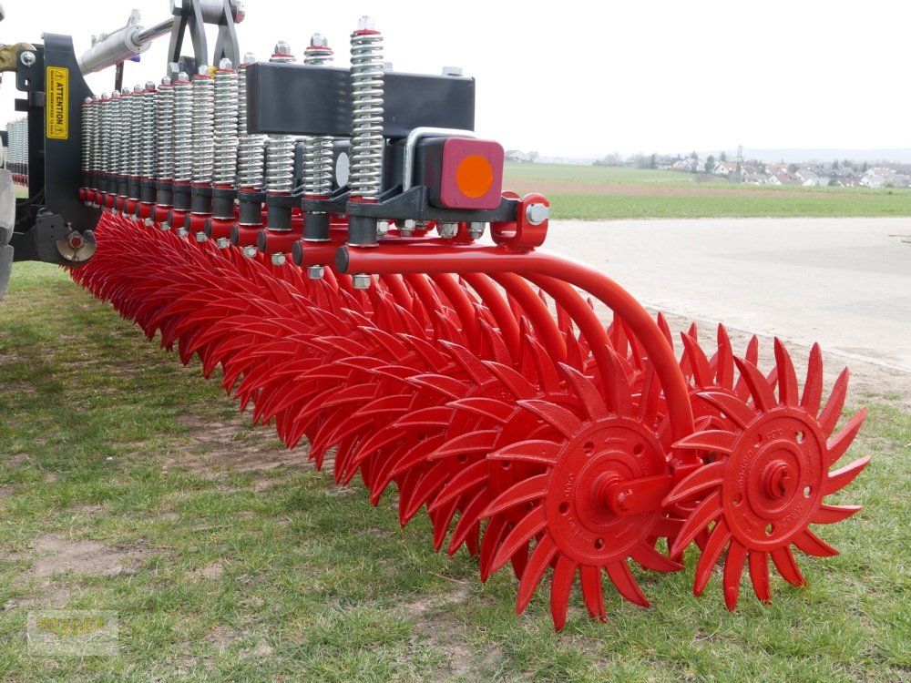 Rotorstriegel des Typs Sonstige Madara Sunrise Rollhacke 5,8 m, Rollstriegel (Lagermaschine), Neumaschine in Ditzingen (Bild 2)