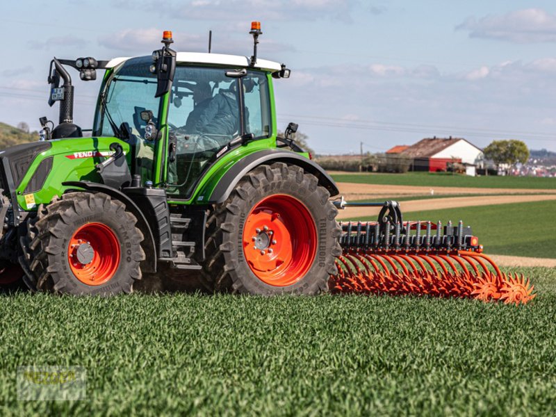 Rotorstriegel des Typs Sonstige Madara Sunrise Rollhacke 5,8 m, Rollstriegel (Lagermaschine), Neumaschine in Ditzingen (Bild 13)