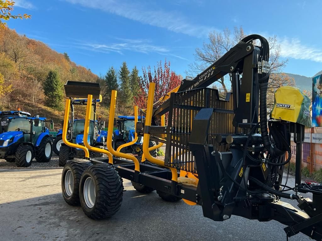 Rückewagen & Rückeanhänger des Typs Country 130D Rückewagen mit Kran 850 PRO, Neumaschine in Burgkirchen (Bild 1)