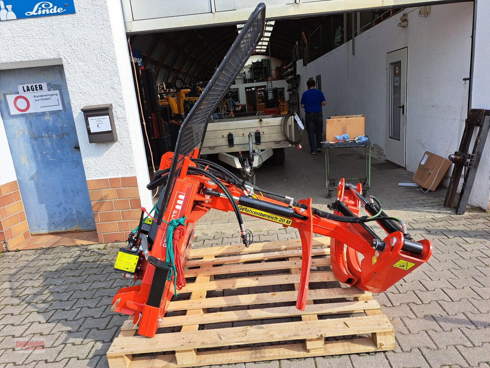 Rückezug des Typs Fransgard VHZ 2300, Neumaschine in Rottenburg a.d. Laaber (Bild 3)