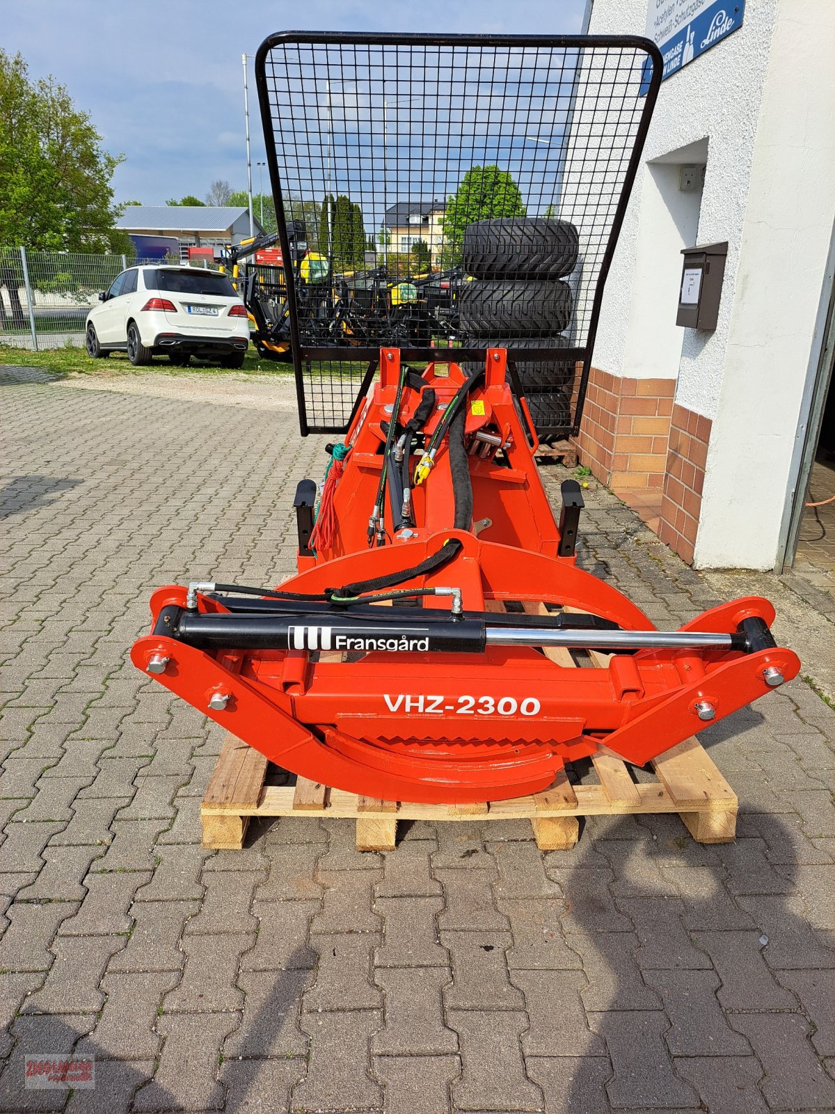 Rückezug des Typs Fransgard VHZ 2300, Neumaschine in Rottenburg a.d. Laaber (Bild 4)