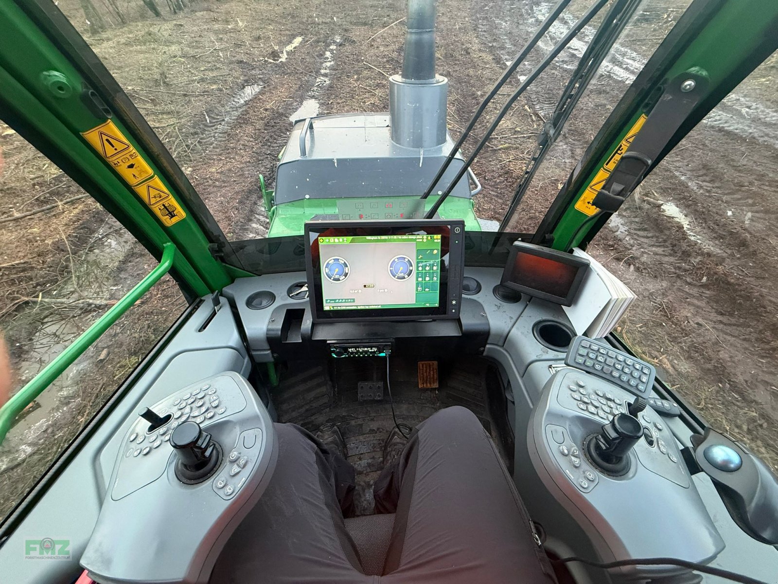 Rückezug des Typs John Deere 1110G, Gebrauchtmaschine in Leinburg (Bild 8)