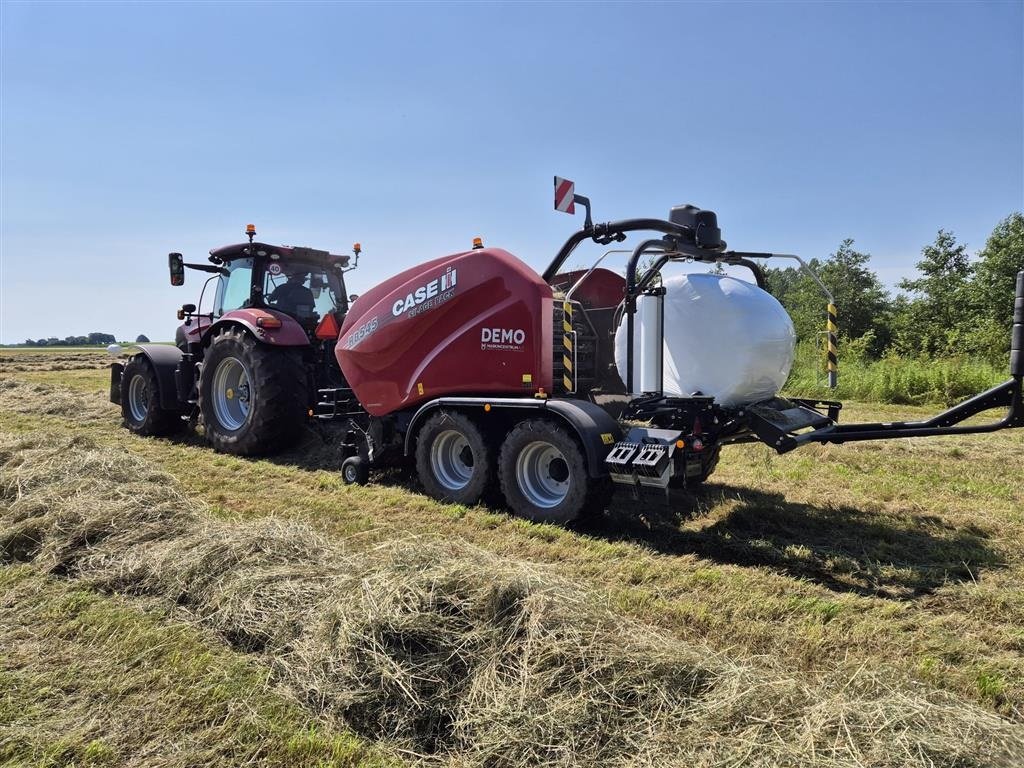 Rundballenpresse des Typs Case IH RB 545 silage pack Med ballevender, Gebrauchtmaschine in Aulum (Bild 1)