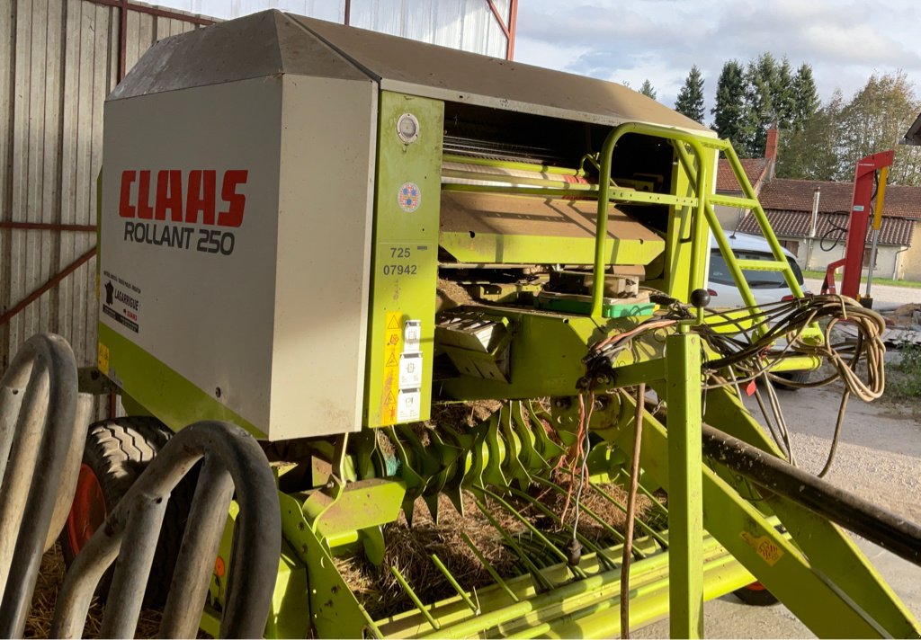 Rundballenpresse des Typs CLAAS ROLLANT 250, Gebrauchtmaschine in MORLHON LE HAUT (Bild 3)