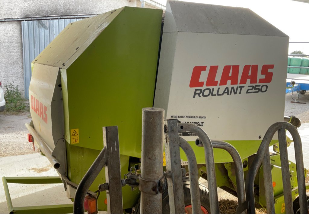 Rundballenpresse des Typs CLAAS ROLLANT 250, Gebrauchtmaschine in MORLHON LE HAUT (Bild 4)