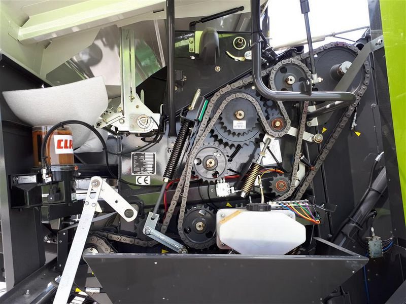 Rundballenpresse des Typs CLAAS ROLLANT 454 RC UNIWRAP, Vorführmaschine in Grabenstätt-Erlstätt (Bild 20)