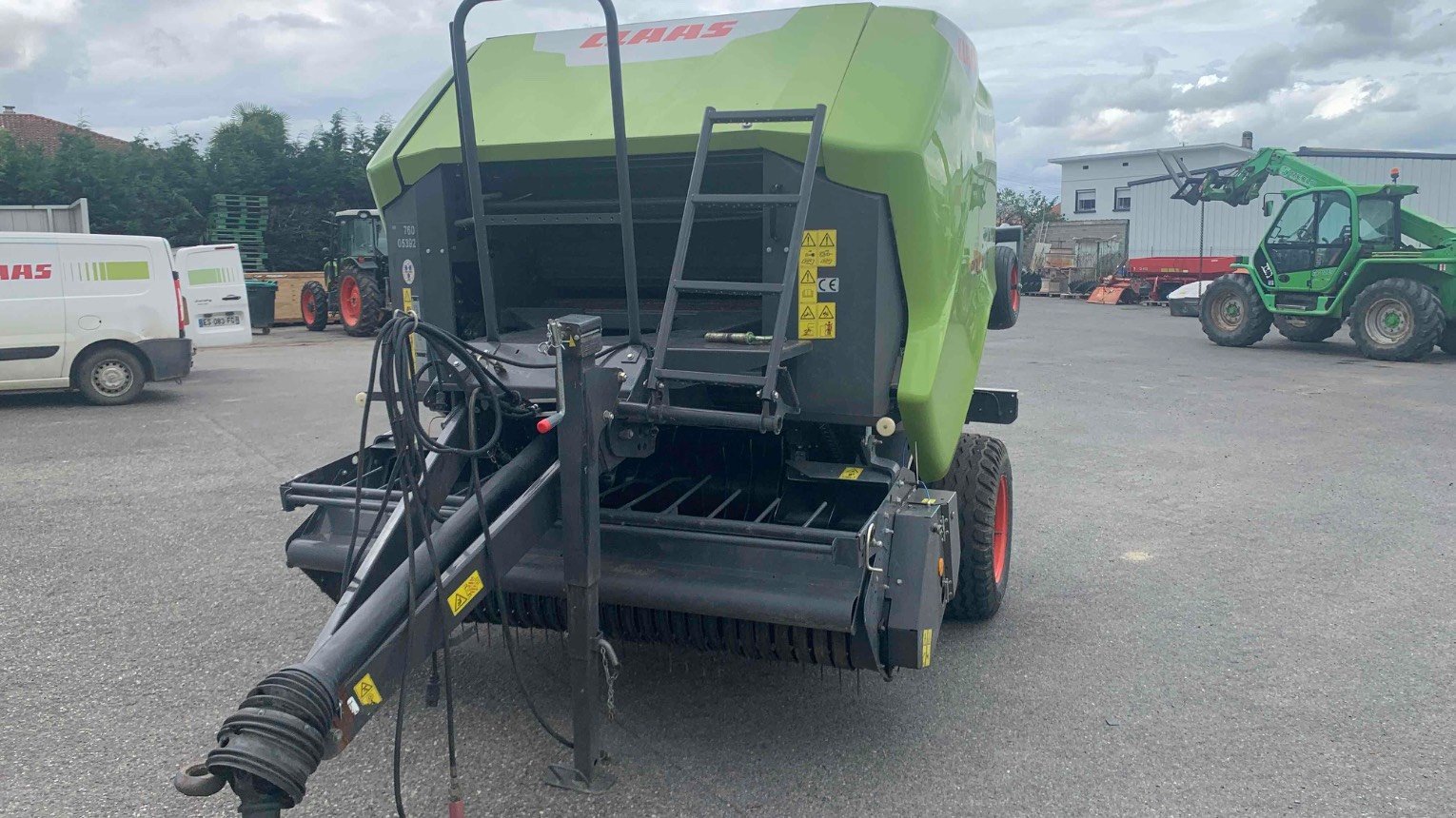 Rundballenpresse van het type CLAAS ROLLANT 520 RF, Gebrauchtmaschine in ORLEIX (Foto 10)