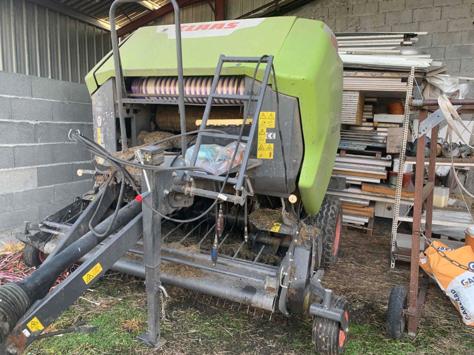 Rundballenpresse typu CLAAS ROLLANT 520 RF, Gebrauchtmaschine v ORLEIX (Obrázek 1)