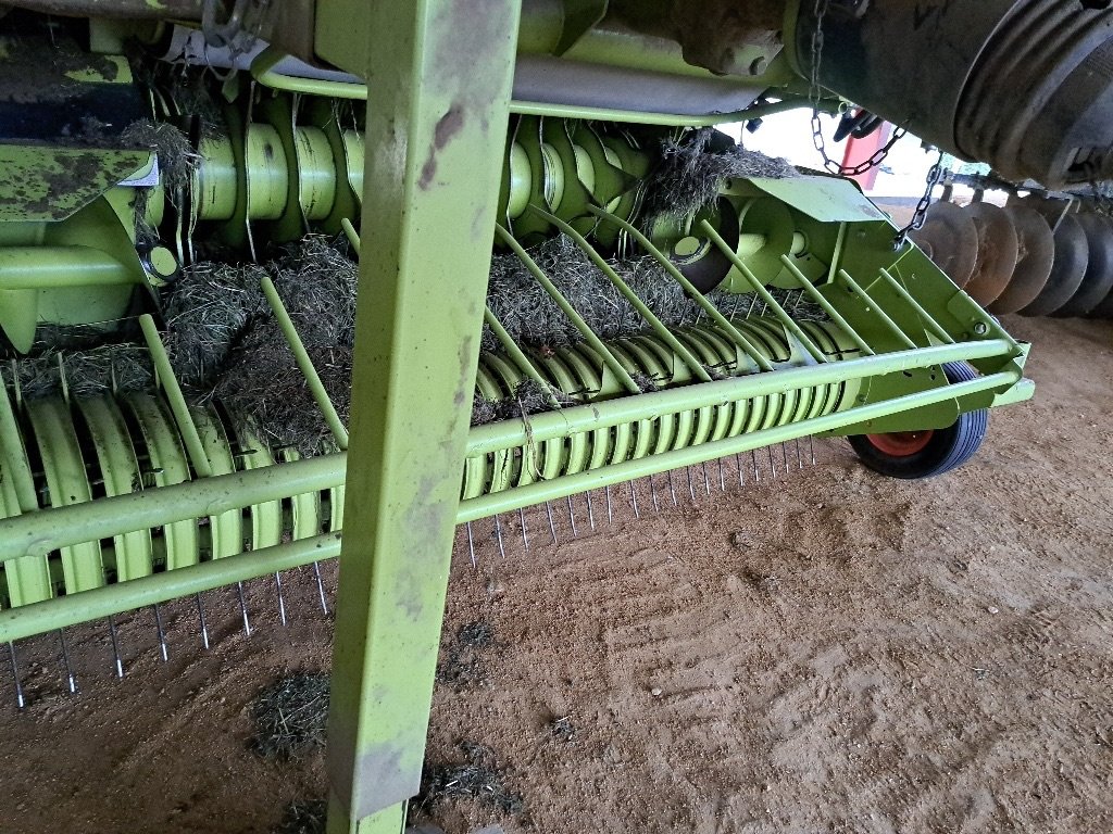 Rundballenpresse des Typs CLAAS VARIANT 280, Gebrauchtmaschine in COGNAC LA FORET (Bild 2)