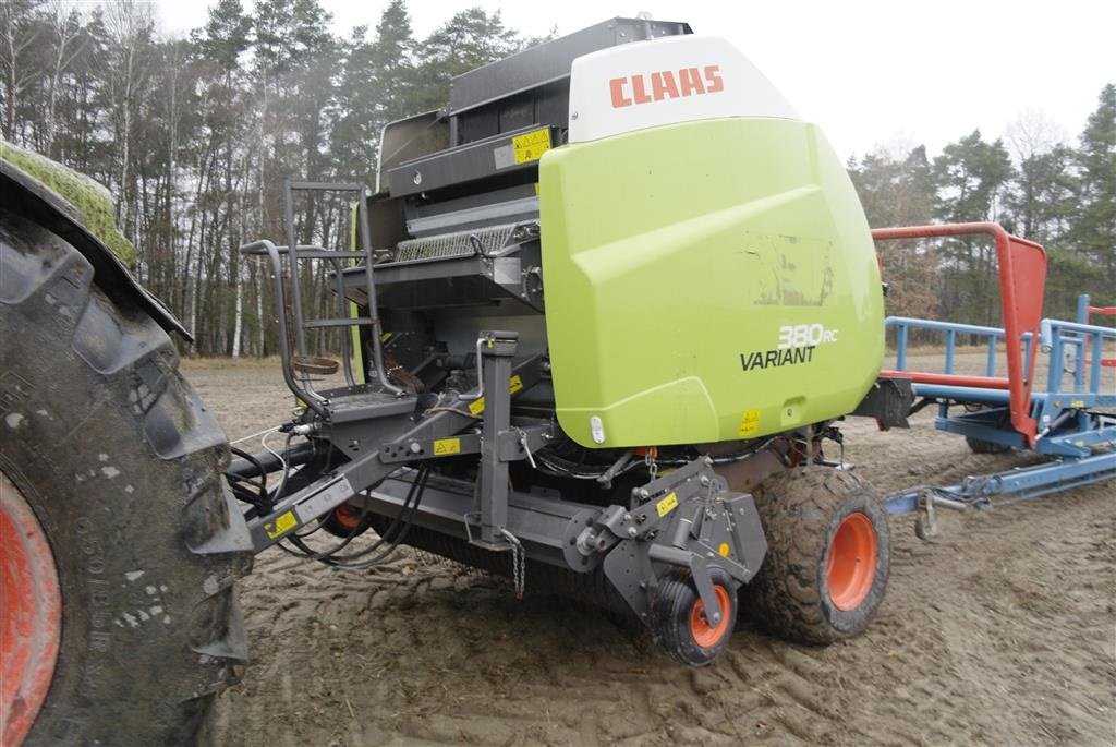 Rundballenpresse des Typs CLAAS Variant 380 RC PRO, Gebrauchtmaschine in  (Bild 1)