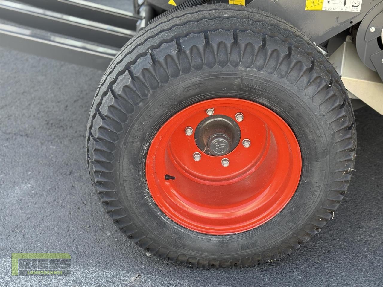 Rundballenpresse des Typs CLAAS VARIANT 560 RC TREND, Neumaschine in Homberg/Ohm - Maulbach (Bild 8)