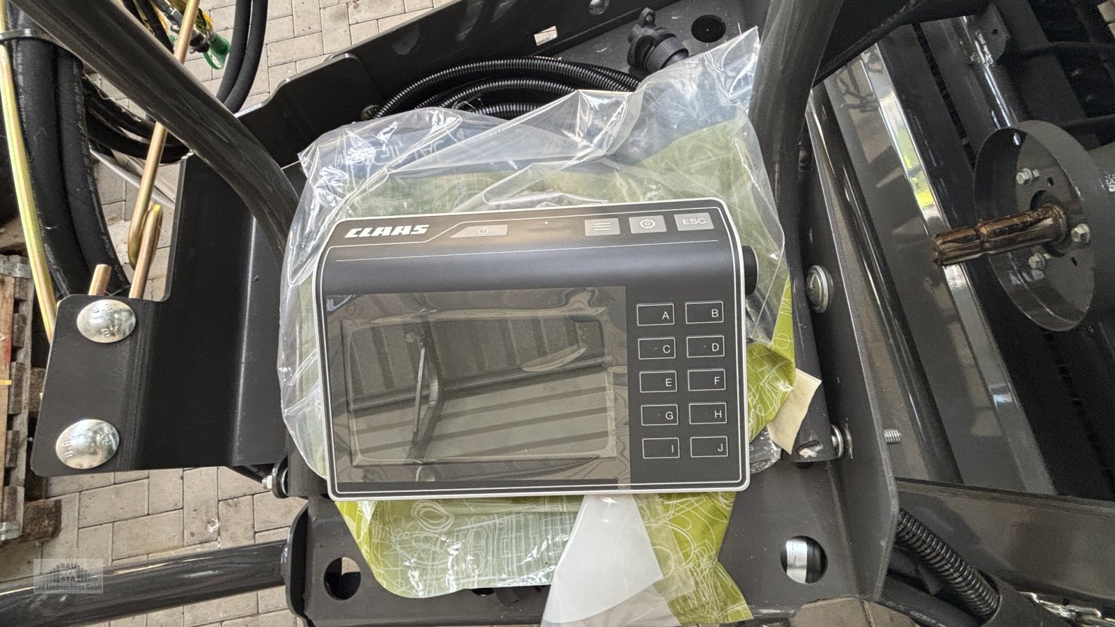 Rundballenpresse of the type CLAAS VARIANT 580 RC PRO, Neumaschine in Stralendorf (Picture 2)