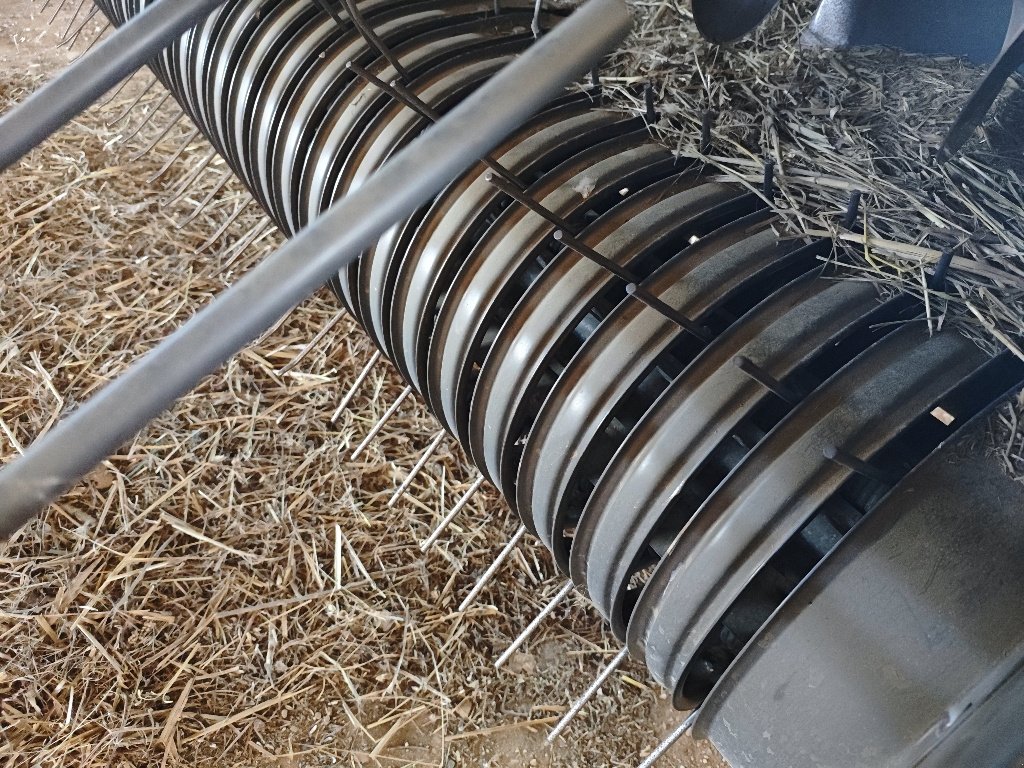 Rundballenpresse от тип CLAAS Variant560 rf, Gebrauchtmaschine в MORLHON LE HAUT (Снимка 5)