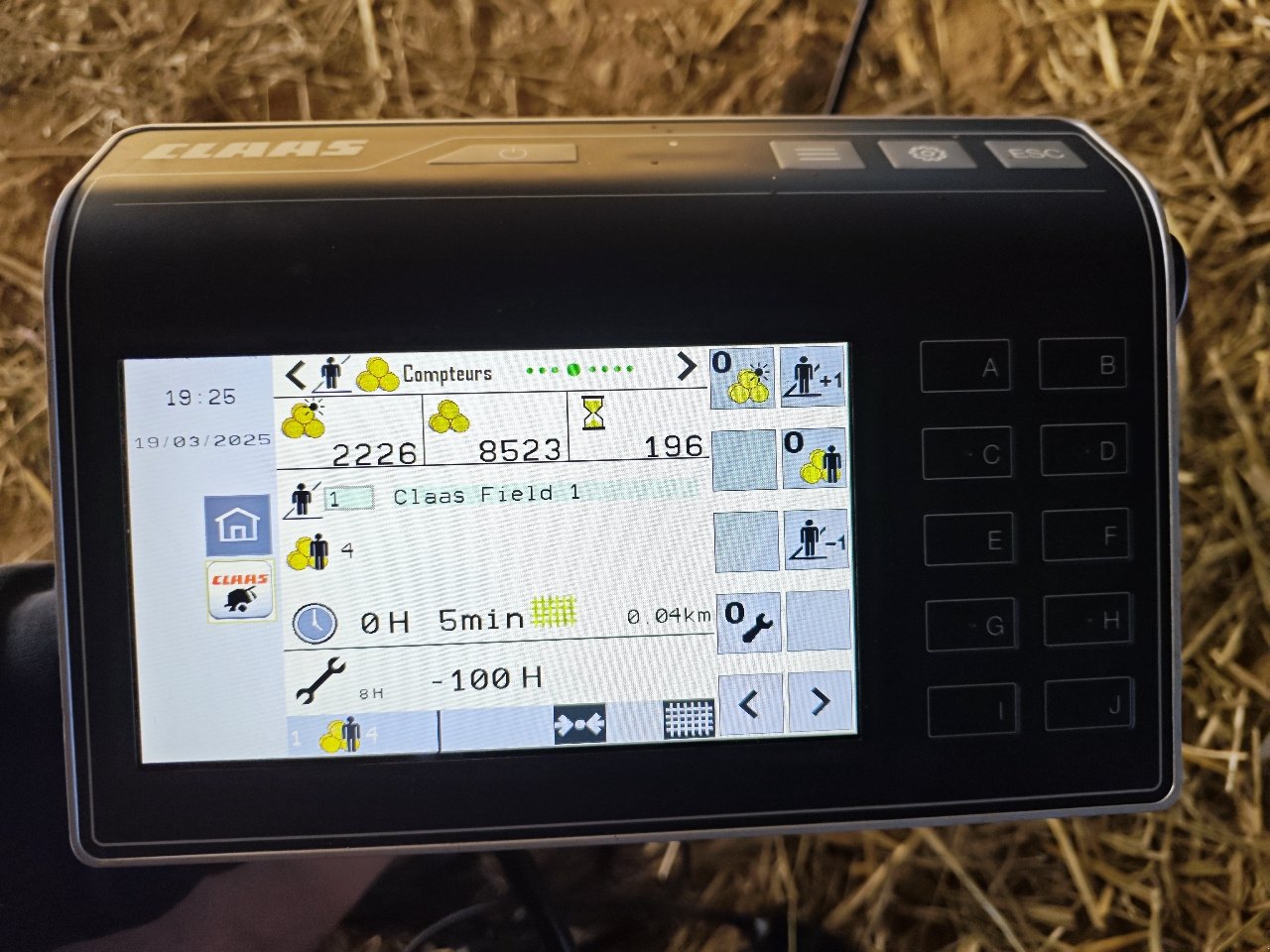 Rundballenpresse от тип CLAAS Variant560 rf, Gebrauchtmaschine в MORLHON LE HAUT (Снимка 8)
