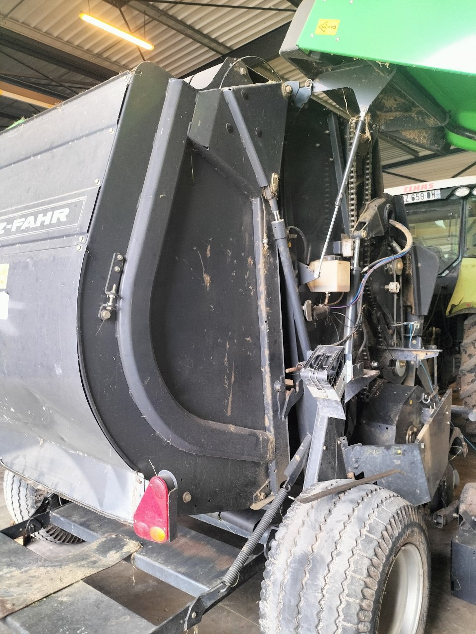 Rundballenpresse des Typs Deutz-Fahr 560, Gebrauchtmaschine in VARENNES VAUZELLES (Bild 4)