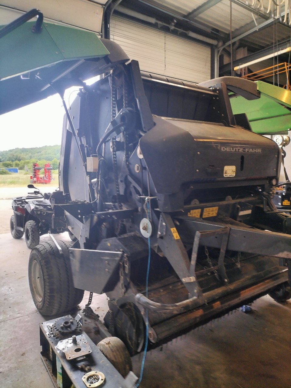 Rundballenpresse des Typs Deutz-Fahr 560, Gebrauchtmaschine in VARENNES VAUZELLES (Bild 1)