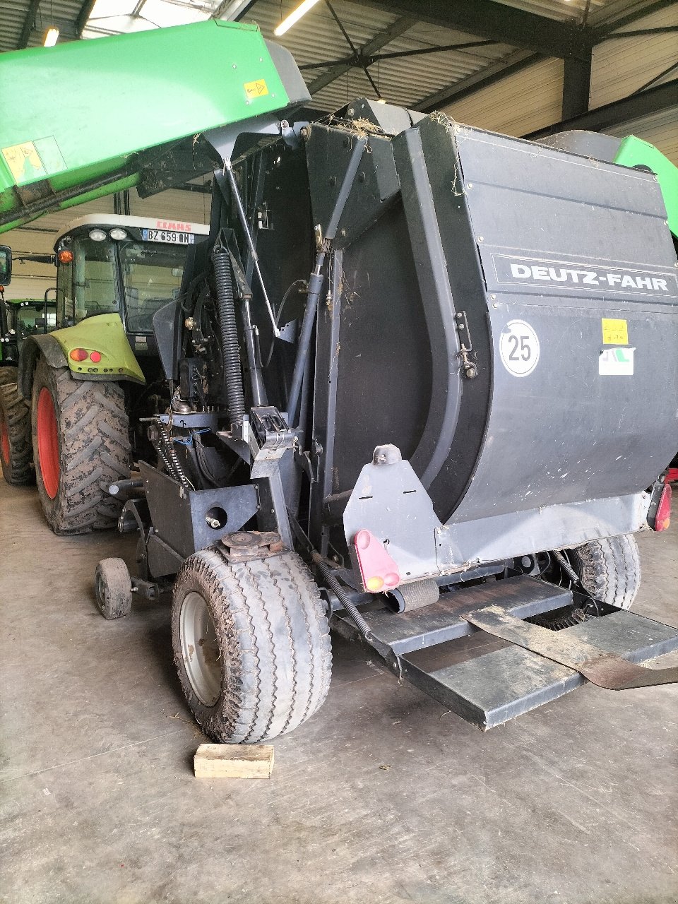 Rundballenpresse des Typs Deutz-Fahr 560, Gebrauchtmaschine in VARENNES VAUZELLES (Bild 2)