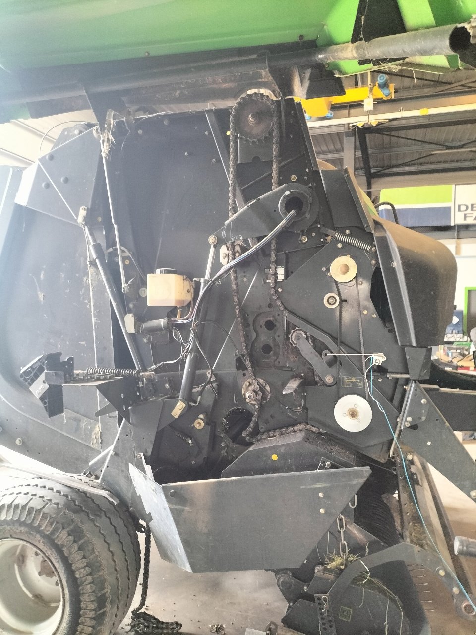 Rundballenpresse des Typs Deutz-Fahr 560, Gebrauchtmaschine in VARENNES VAUZELLES (Bild 3)