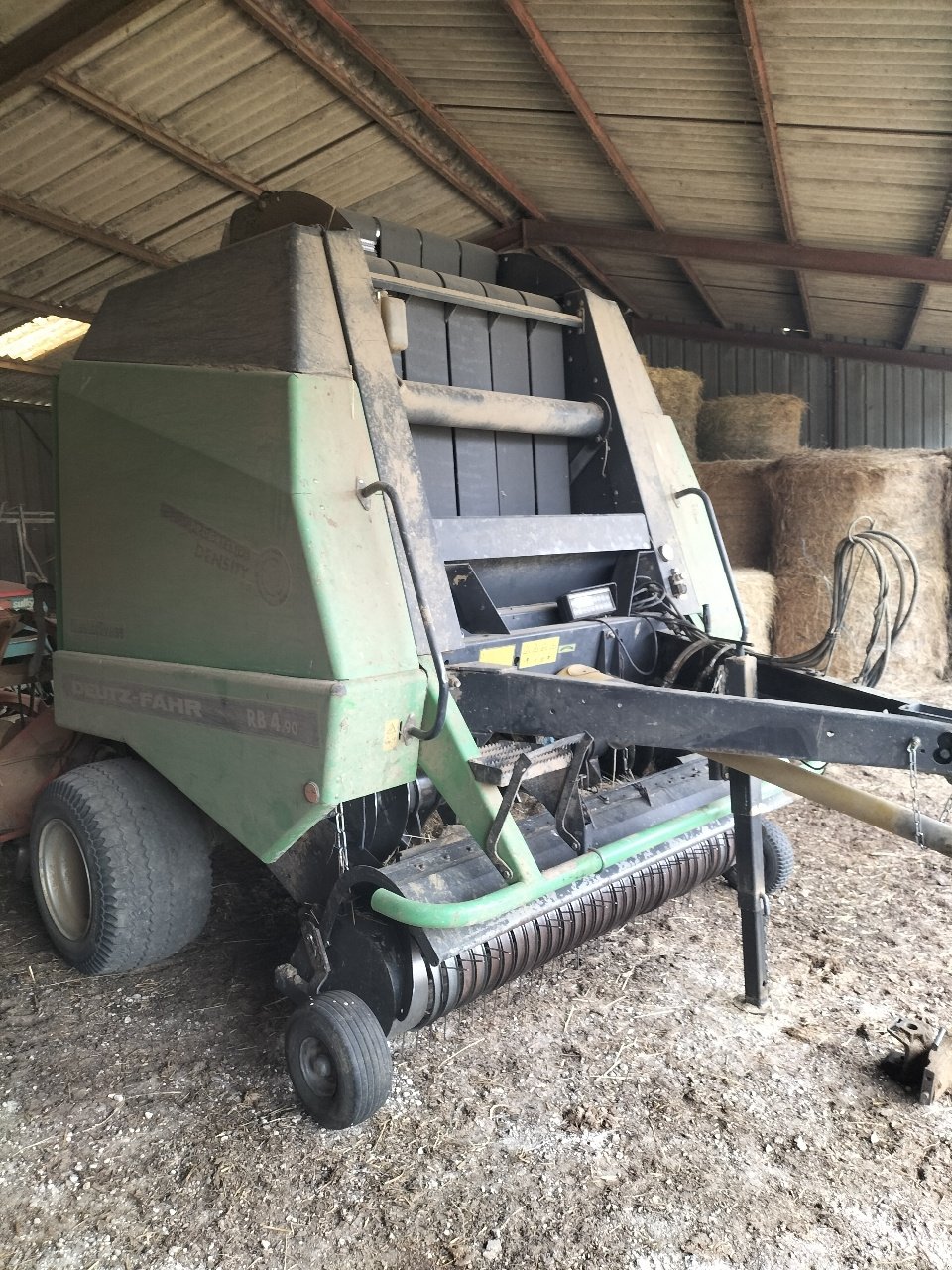 Rundballenpresse des Typs Deutz-Fahr Rb 4.90, Gebrauchtmaschine in VARZY (Bild 1)