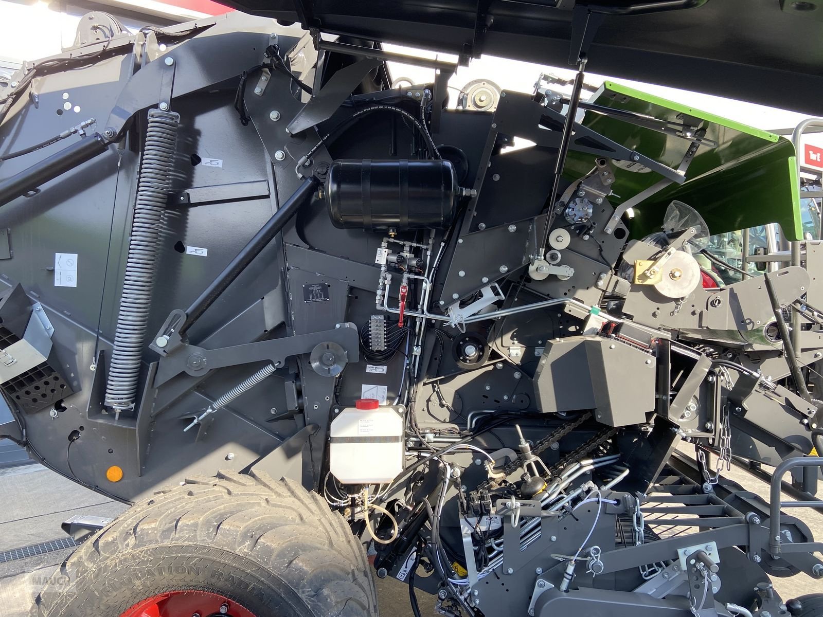 Rundballenpresse des Typs Fendt Rotana 160 V, Neumaschine in Burgkirchen (Bild 18)