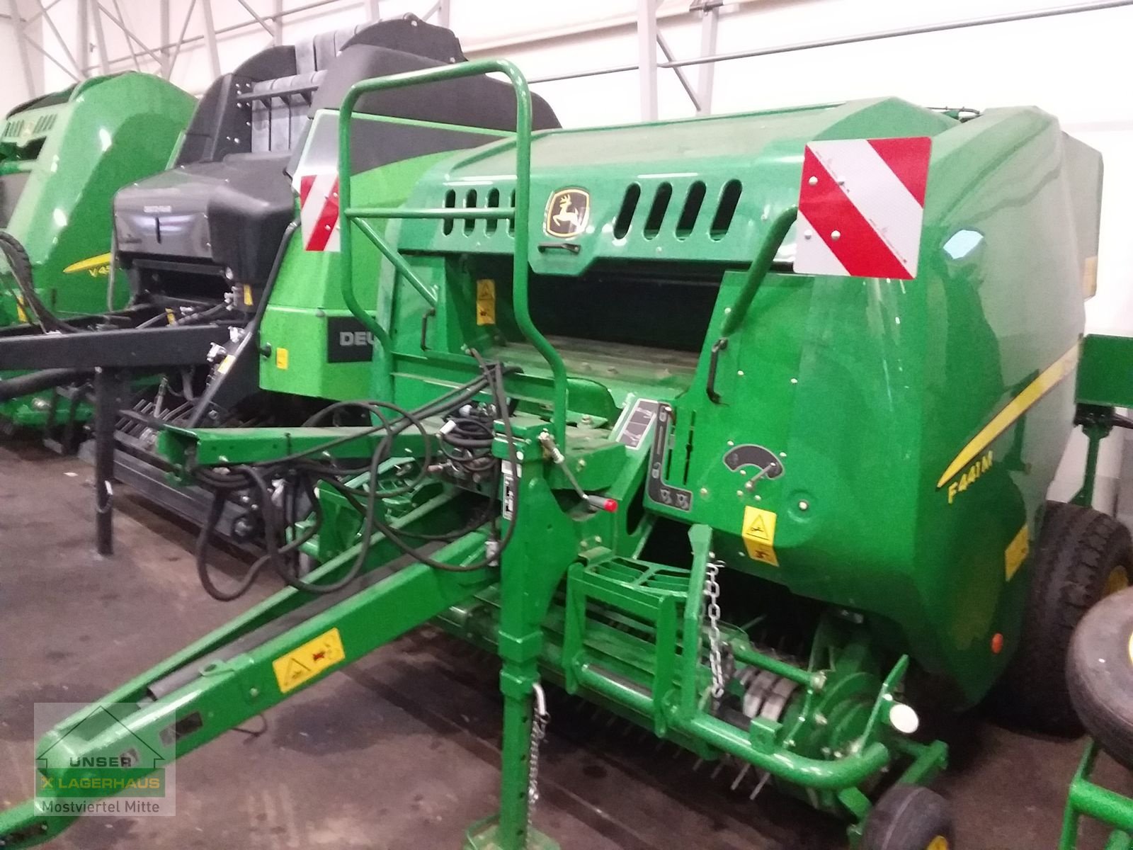 Rundballenpresse des Typs John Deere 441M, Neumaschine in Bergland (Bild 1)