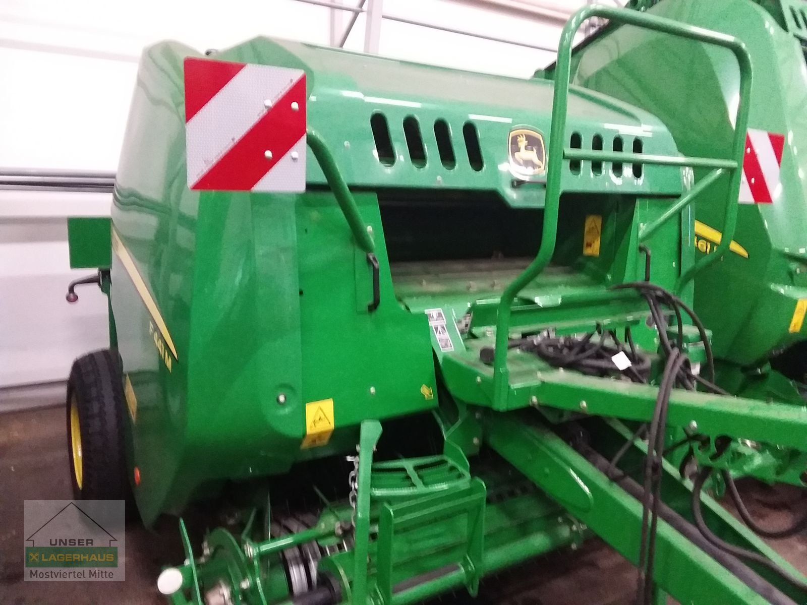 Rundballenpresse des Typs John Deere 441M, Neumaschine in Bergland (Bild 2)
