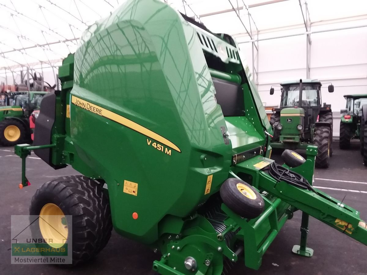 Rundballenpresse des Typs John Deere 451M, Neumaschine in Bergland (Bild 2)