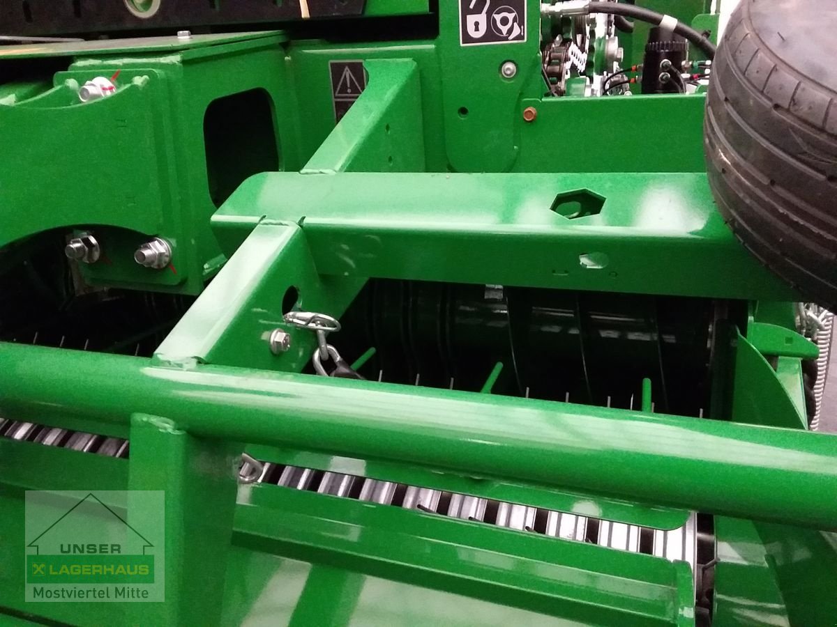Rundballenpresse des Typs John Deere 451M, Neumaschine in Bergland (Bild 4)