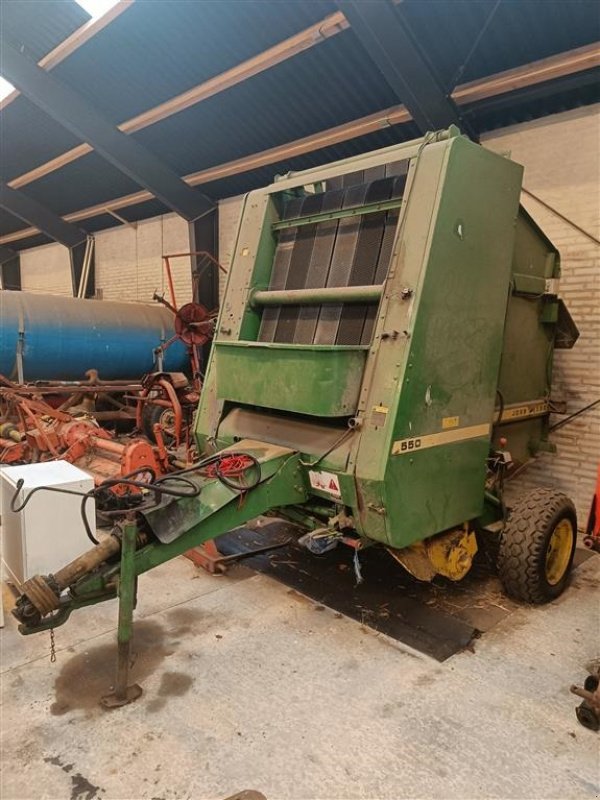 Rundballenpresse des Typs John Deere 550 Rundballepresser med garnbinder, Gebrauchtmaschine in Egtved (Bild 1)